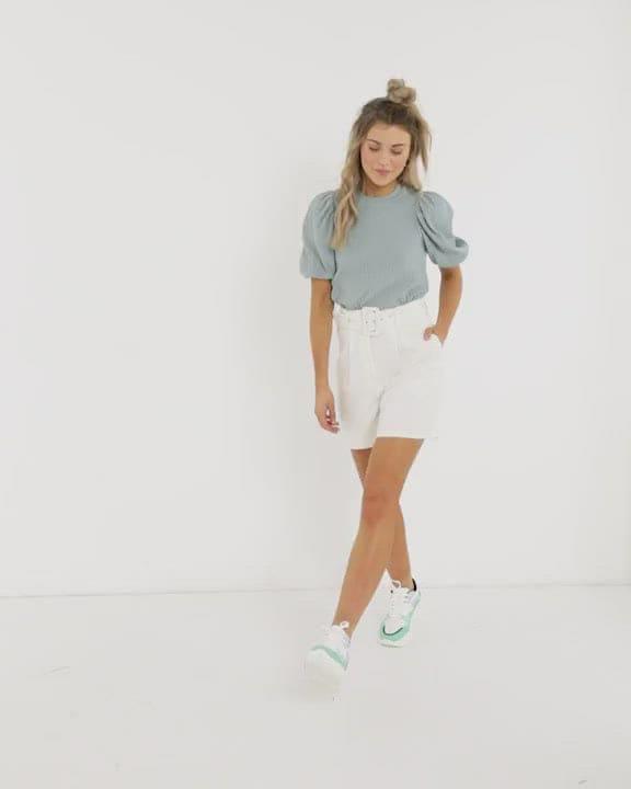 https://flamingochat.net/storage/main/video/video-1.mp4